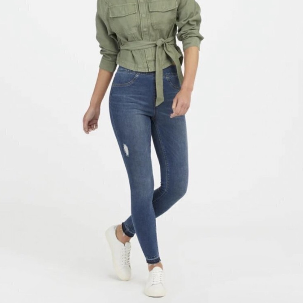 Spanx Distressed Skinny Jeans Pull On Style Medium Wash Raw Hem Size M Women’s